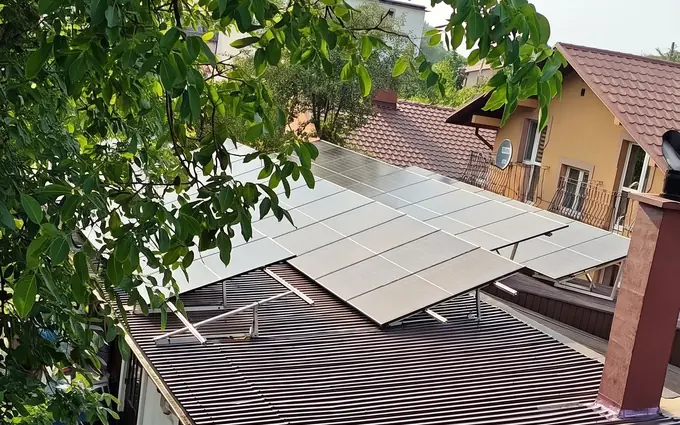 Dach budynku gospodarczego z instalacją fotowoltaiczną 18 kWp