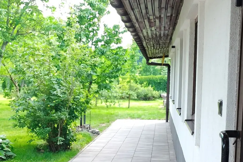 Przejście wzdłuż domu i ogród farmy V6M
